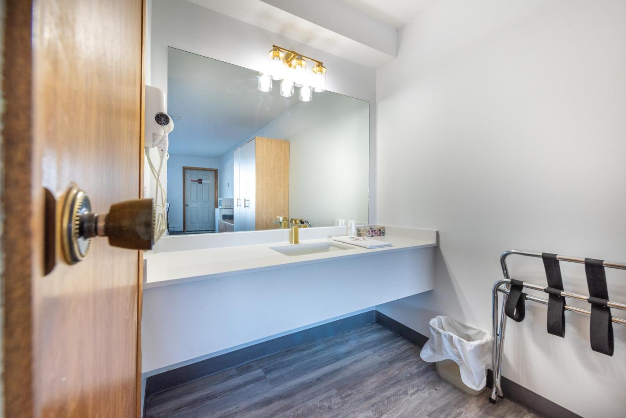 Beiseker Blue Horse Motel מראה חיצוני תמונה